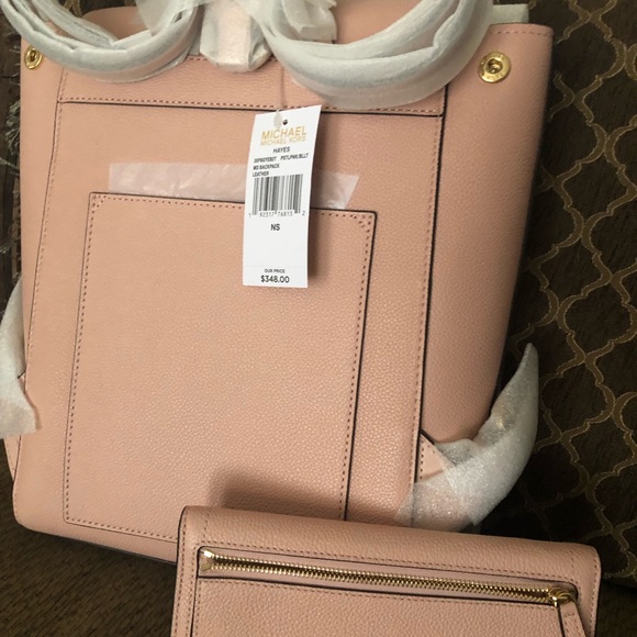 Michael Kors Hayes Backpack and Wallet set - Picture 3 of 8